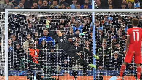 1:0 für Manchester City: Bayern-Keeper Yann Sommer streckt sich bei Rodris 20-Meter-Schuss vergeblich.
