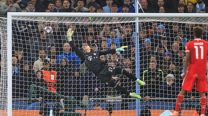 1:0 für Manchester City: Bayern-Keeper Yann Sommer streckt sich bei Rodris 20-Meter-Schuss vergeblich.