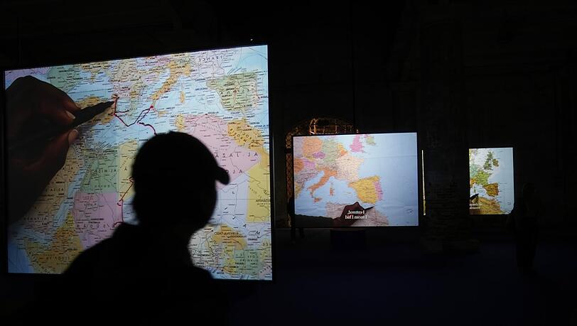 Die Kraft einer einfachen Landkarte: Die Marokkanerin Bouchra Khalili lässt Flüchtlingsrouten nachzeichnen. Die Kraft einer einfachen Landkarte: Die Marokkanerin Bouchra Khalili lässt Flüchtlingsrouten nachzeichnen.