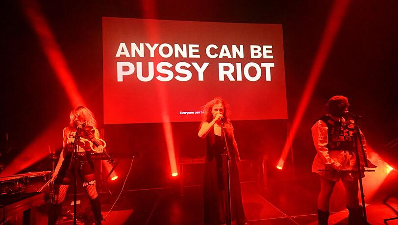 Das Künstlerkollektiv Pussy Riot hat in München eine Neuauflage seiner Show "Riot Days" vorgestellt. Das Künstlerkollektiv Pussy Riot hat in München eine Neuauflage seiner Show "Riot Days" vorgestellt.
