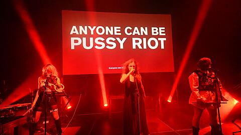 Das Künstlerkollektiv Pussy Riot hat in München eine Neuauflage seiner Show "Riot Days" vorgestellt.