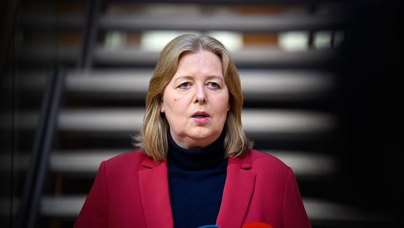 Arbeitsministerin Bärbel Bas will "sehr bald" eine Bürgergeldreform vorlegen - und als SPD-Chefin mit weiteren Ideen zum Sozialstaat vorpreschen. Arbeitsministerin Bärbel Bas will "sehr bald" eine Bürgergeldreform vorlegen - und als SPD-Chefin mit weiteren Ideen zum Sozialstaat vorpreschen.