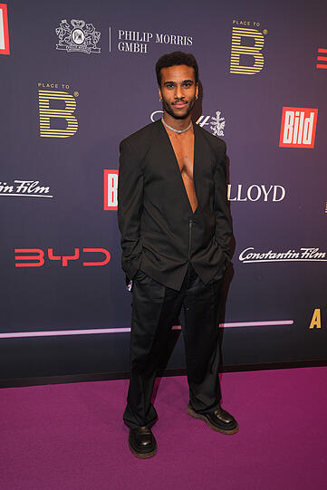 Auch Schauspieler Tijan Njie setzt auf diesen Trend.