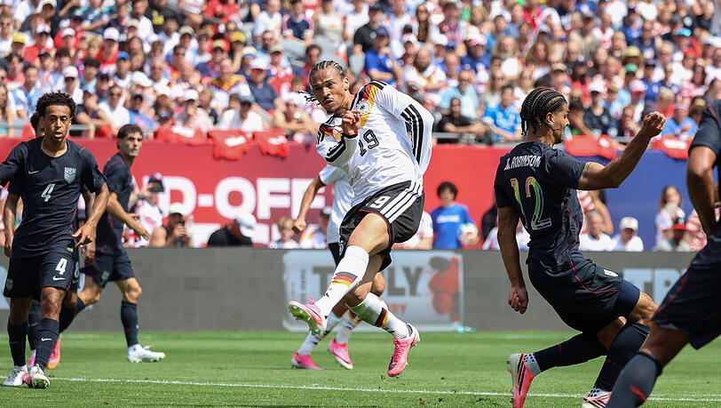 Leroy Sané erzielt den 2:1-Siegtreffer für das DFB-Team. Leroy Sané erzielt den 2:1-Siegtreffer für das DFB-Team.