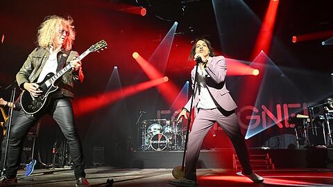Gitarrist Bruce Watson und S&auml;nger Luis Maldonado von Foreigner.