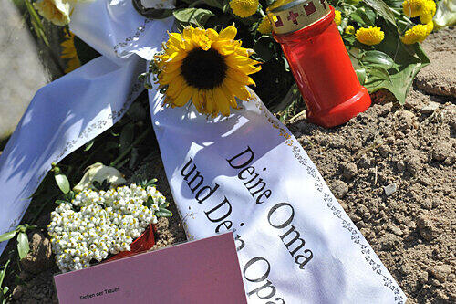 Ein Blumengebinde am Grab: Mehr konnten die Großeltern für Sarah nicht mehr tun.