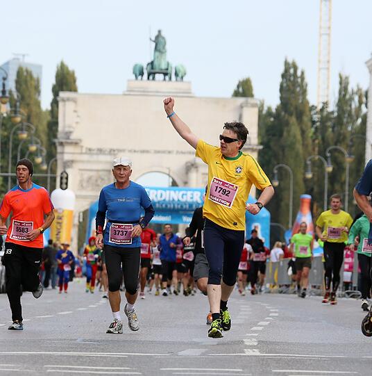 Bunte Kostüme, Kinder feuern ihre Eltern an, viel Schweiß und gute Laune: Die Bilder vom München Marathon 2012