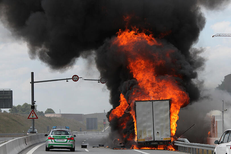 Spektakulärer Lkw-Brand auf der A94 &ndash; die Bilder vom Feuerwehreinsatz.