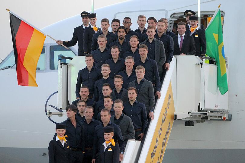 Ein letzter Blick auf die deutsche Nationalmannschaft vor dem Abflug aus Frankfurt nach Brasilien mit dem Ziel WM-Titel!
