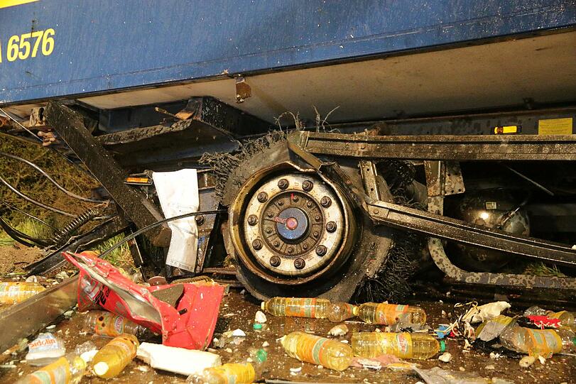 Die A3 glich einem Schlachtfeld: Bei dem Unfall krachten drei Lkws ineinander. Einer verlor dabei 23 Tonnen Salatöl.