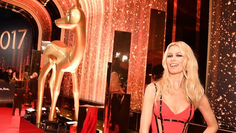 Claudia Schiffer ist immer noch top in Form, wie dieses rote Kleid zeigt. Claudia Schiffer ist immer noch top in Form, wie dieses rote Kleid zeigt.