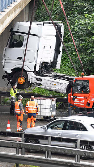 Für die Arbeiten mussten zwei der drei Fahrspuren auf der A99 gesperrt werden.