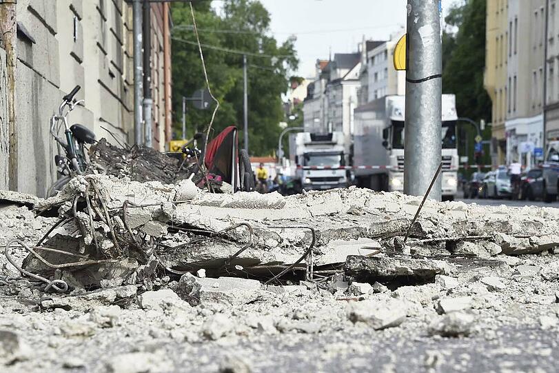 In der Kapuzinerstraße sind Teile eines Hausdachs einfach auf die Straße gefallen.