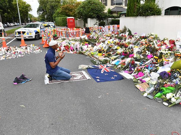 Ein Mann betet vor der Al-Nur-Moschee in Christchurch. Foto. Mick Tsikas/AAP