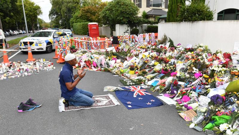 Ein Mann betet vor der Al-Nur-Moschee in Christchurch. Foto. Mick Tsikas/AAP Ein Mann betet vor der Al-Nur-Moschee in Christchurch. Foto. Mick Tsikas/AAP