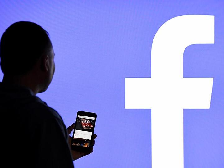 Im Internet ist eine Datenbank mit den Telefonnummern von Millionen Facebook-Nutzern entdeckt worden.