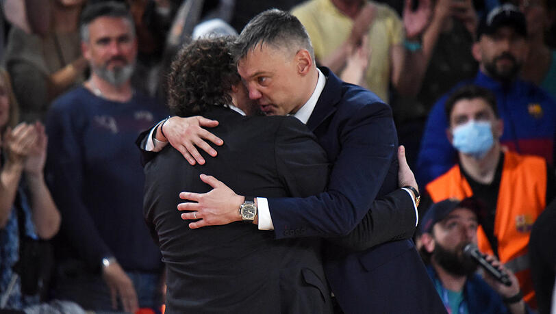 Herzliche Umarmung: Trinchieri (l.) und Barcelona-Coach Jasikevicius. Herzliche Umarmung: Trinchieri (l.) und Barcelona-Coach Jasikevicius.