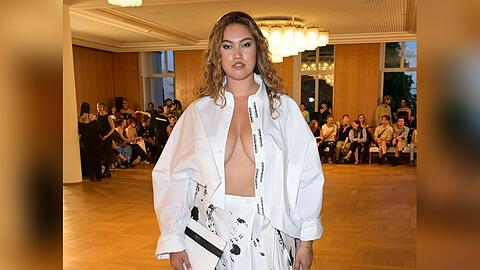 Vivien Blotzki fällt mit freizügigen Looks auf, wie hier im Juli bei der Namilia-Fashion-Show in Berlin.