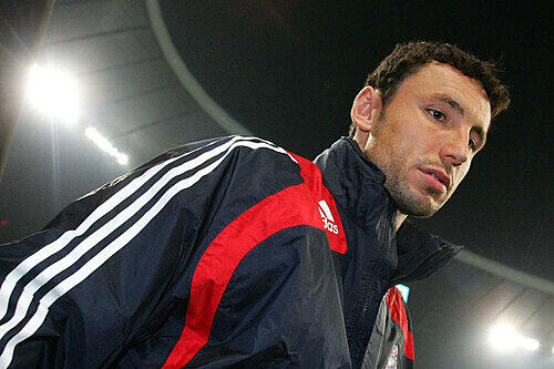 Mark van Bommel am Mittwochabend kurz vor Anpfiff des Pokalspiels gegen den Club, auf dem Weg zur Ersatzbank.