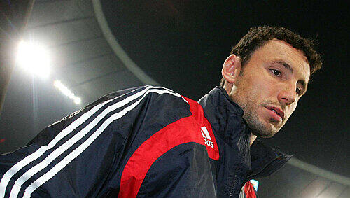 Mark van Bommel am Mittwochabend kurz vor Anpfiff des Pokalspiels gegen den Club, auf dem Weg zur Ersatzbank. Mark van Bommel am Mittwochabend kurz vor Anpfiff des Pokalspiels gegen den Club, auf dem Weg zur Ersatzbank.