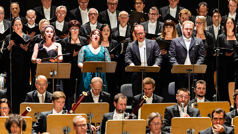 Die Solisten Hanna-Elisabeth Müller, Emily Sierra, Daniel Behle und Christoph Fischesser (von links) mit dem Chor der Bayerischen Staatsoper im letzten Satz von Beethovens Neunter im Nationaltheater. Die Solisten Hanna-Elisabeth Müller, Emily Sierra, Daniel Behle und Christoph Fischesser (von links) mit dem Chor der Bayerischen Staatsoper im letzten Satz von Beethovens Neunter im Nationaltheater.