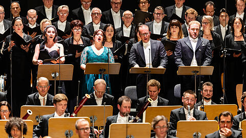 Die Solisten Hanna-Elisabeth Müller, Emily Sierra, Daniel Behle und Christoph Fischesser (von links) mit dem Chor der Bayerischen Staatsoper im letzten Satz von Beethovens Neunter im Nationaltheater.