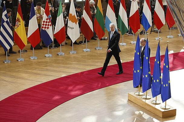 Gerade in Nord- und Mittelosteuropa warte man auf deutsche Führung, sagt Timo Lochocki. Hier trifft Litauens Präsident Gitanas Nauseda zu einem EU-Gipfel im Gebäude des Europäischen Rates ein.