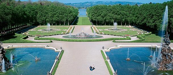 Die Parkanlage mit Wasserspielen vor dem Neuen Schloss. Die Parkanlage mit Wasserspielen vor dem Neuen Schloss.