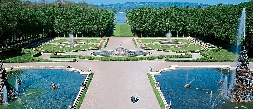 Die Parkanlage mit Wasserspielen vor dem Neuen Schloss.