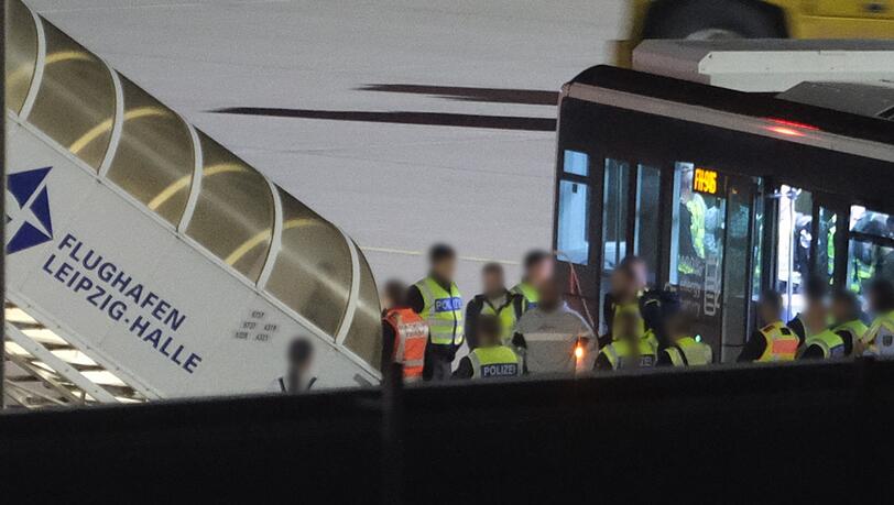 Am frühen Dienstagmorgen startete erneut ein Abschiebeflug von Leipzig-Halle nach Afghanistan. Am frühen Dienstagmorgen startete erneut ein Abschiebeflug von Leipzig-Halle nach Afghanistan.