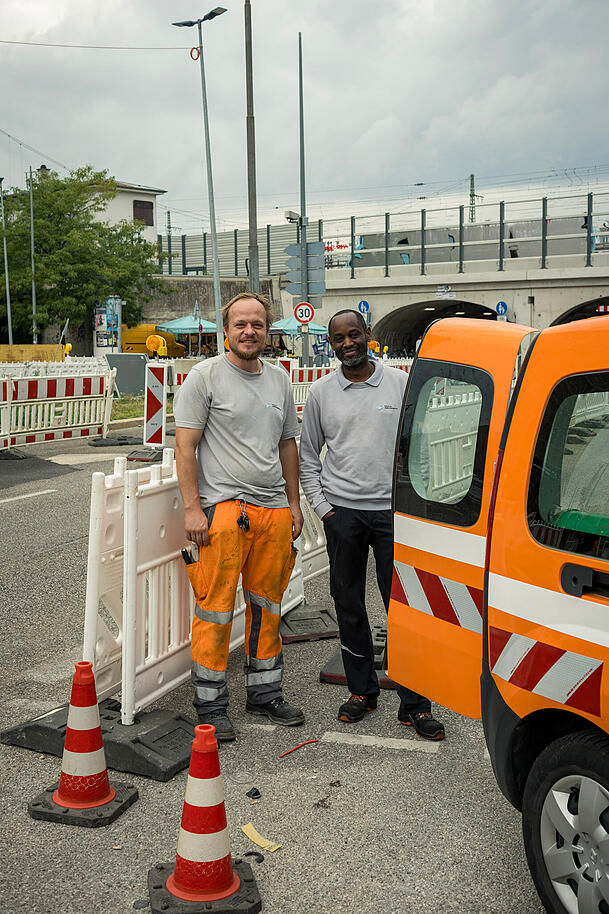 Die beiden Mitarbeiter der Stadtentwässerung werkeln in Laim an der Baustelle. Die beiden Mitarbeiter der Stadtentwässerung werkeln in Laim an der Baustelle.