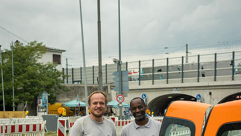 Die beiden Mitarbeiter der Stadtentw&auml;sserung werkeln in Laim an der Baustelle.