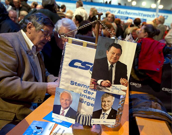 Bier und Politik - eine wundervolle Symbiose, zumindest am Aschermittwoch: Sehen Sie hier die Bilder des deftigen Polit-Klamauks mit OB Ude, Horst Seehofer, Claudia Roth und Co....