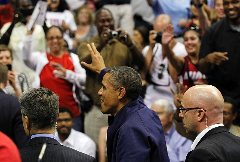Von der "Kiss Cam" erwischt: Obama knutscht seine Michelle beim Basketball in Washington - sehen Sie hier die besten Bilder.