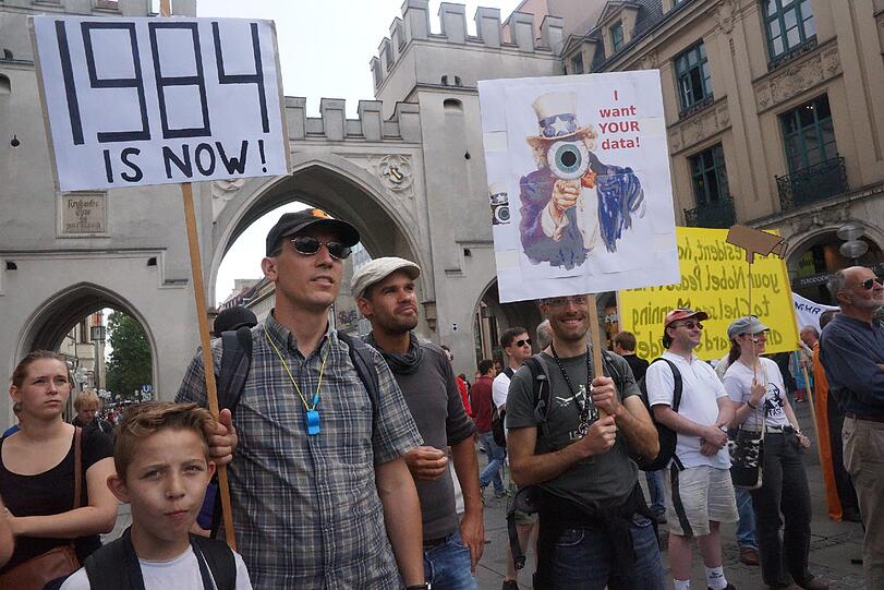 Gegen den Überwachungswahn: Die Demonstranten am Stachus.