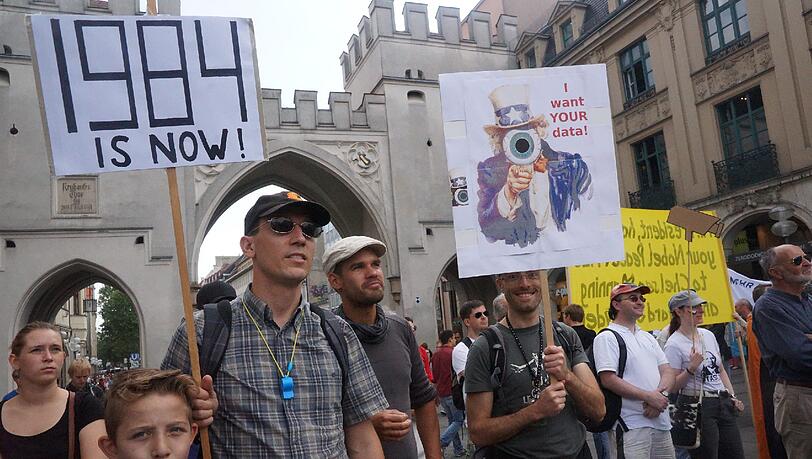 Gegen den Überwachungswahn: Die Demonstranten am Stachus. Gegen den Überwachungswahn: Die Demonstranten am Stachus.