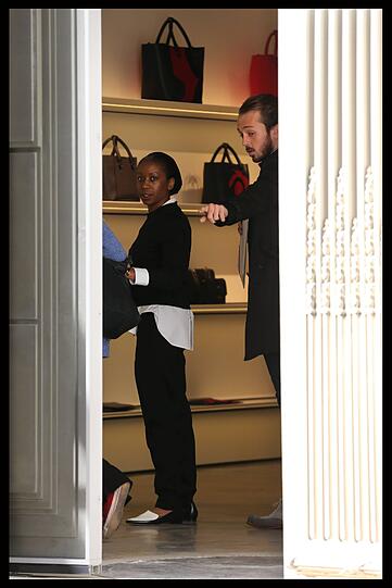 Victoria Beckham eröffnet ihre eigene Mode-Boutique in London. Mit dabei: ihre Eltern, Schwester und natürlich David Beckham.