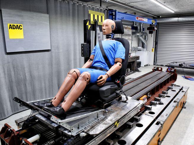 Unfälle mit dicker WInterkleidung können lebengefährlich sein. Die Bilder vom Crash-Test des ADAC.