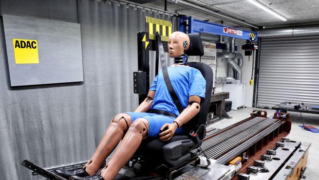 Unfälle mit dicker WInterkleidung können lebengefährlich sein. Die Bilder vom Crash-Test des ADAC. Unfälle mit dicker WInterkleidung können lebengefährlich sein. Die Bilder vom Crash-Test des ADAC.
