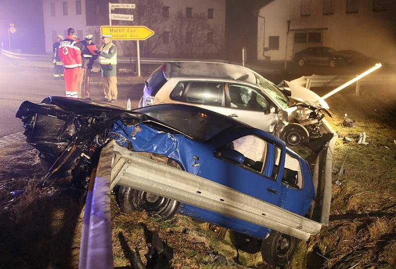 Beim Verkehrsunfall auf der B20 bei Oberndorf Gemd gab es einen Toten und 3 Mittel - bis Schwerverletzte.