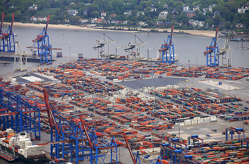Unzählige Container warten im Hafen von Hamburg auf den Weitertransport.