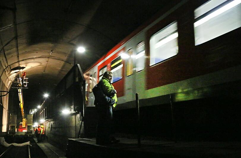 Die S8 rauscht im darüberliegenden Tunnel auf Gleis 1 vorbei.