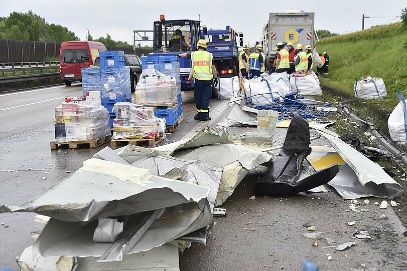 Ein schwerer Lkw-Unfall auf der A92 sorgte für erhebliche Behinderungen am Dienstag - die Bilder vom Bergungseinsatz.