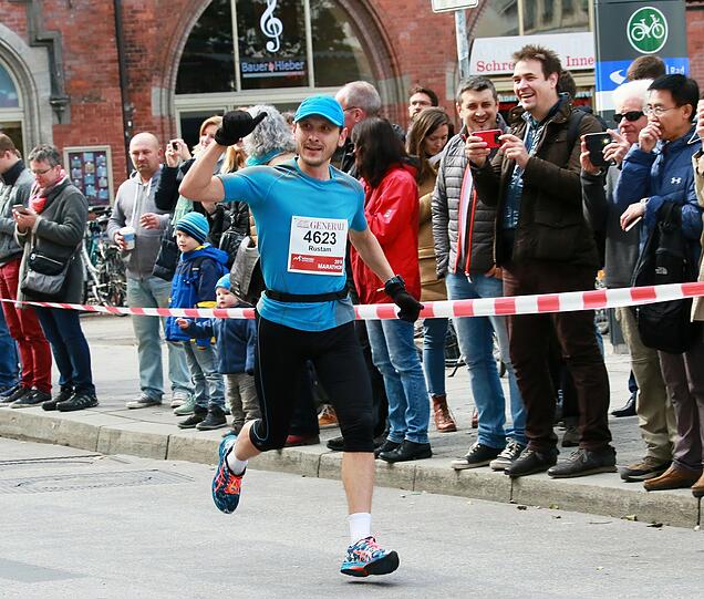 Sonnenschein und weiß-blauer Himmel: Beim München Marathon hatten die Teilnehmer perfekte Wetterbedingungen. Die Bilder zum Durchklicken.