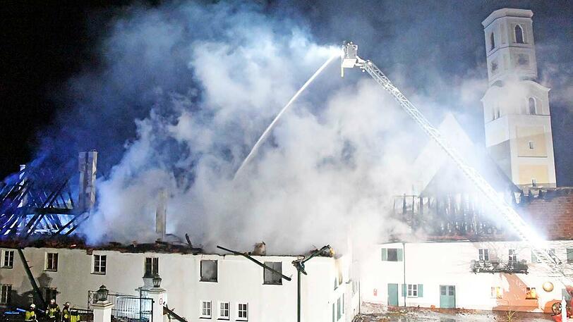 Rund einhundert Einsatzkräfte von neun Feuerwehren waren an den Löscharbeiten beteiligt.