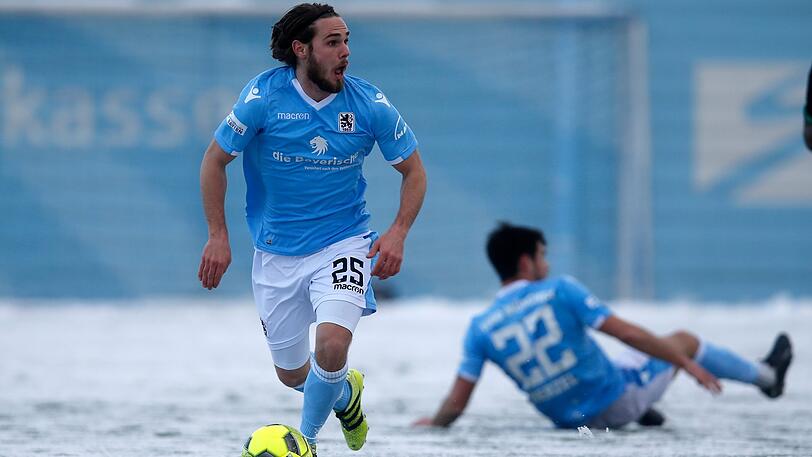 Schneegestöber und Fußball geht nicht? geht doch! Der TSV 1860 testete gegen Wacker Innsbruck auf schneeweißem Kunstrasen an der Grünwalder Straße - vorher mussten Funktionäre und Nachwuchsspieler Schneeschippen.