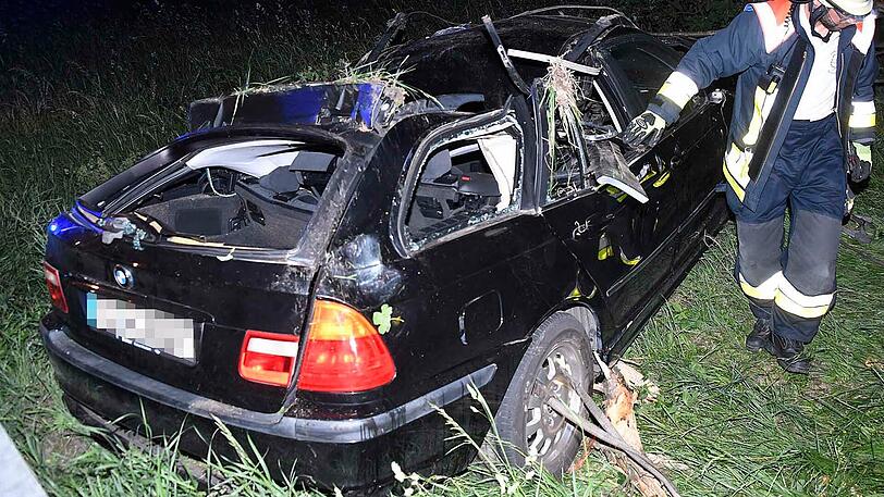 Der BMW wurde vollkommen zerstört, der Fahrer schwer verletzt. Die Bilder vom Unfallort.