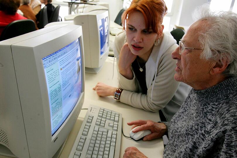 PC-Kenntnisse sind keine Frage des Alters: Ein Senior beim Computer-Kurs.
