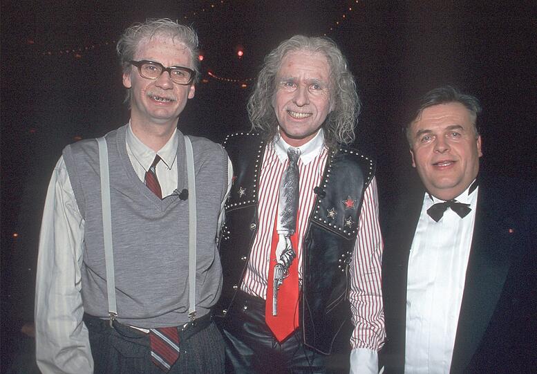 Ein Blick in die Zukunft? Thomas Gottschalk und Günther Jauch 1993 als greise Männer verkleidet. Ebenfalls auf dem Foto: Dr. Helmut Thoma.
