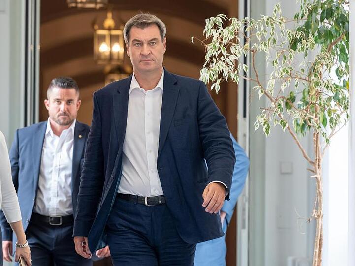 Markus Söder (CSU), Ministerpräsident von Bayern und CSU-Parteivorsitzender, läuft über einen Gang. Foto: Peter Kneffel/dpa/Archivbild